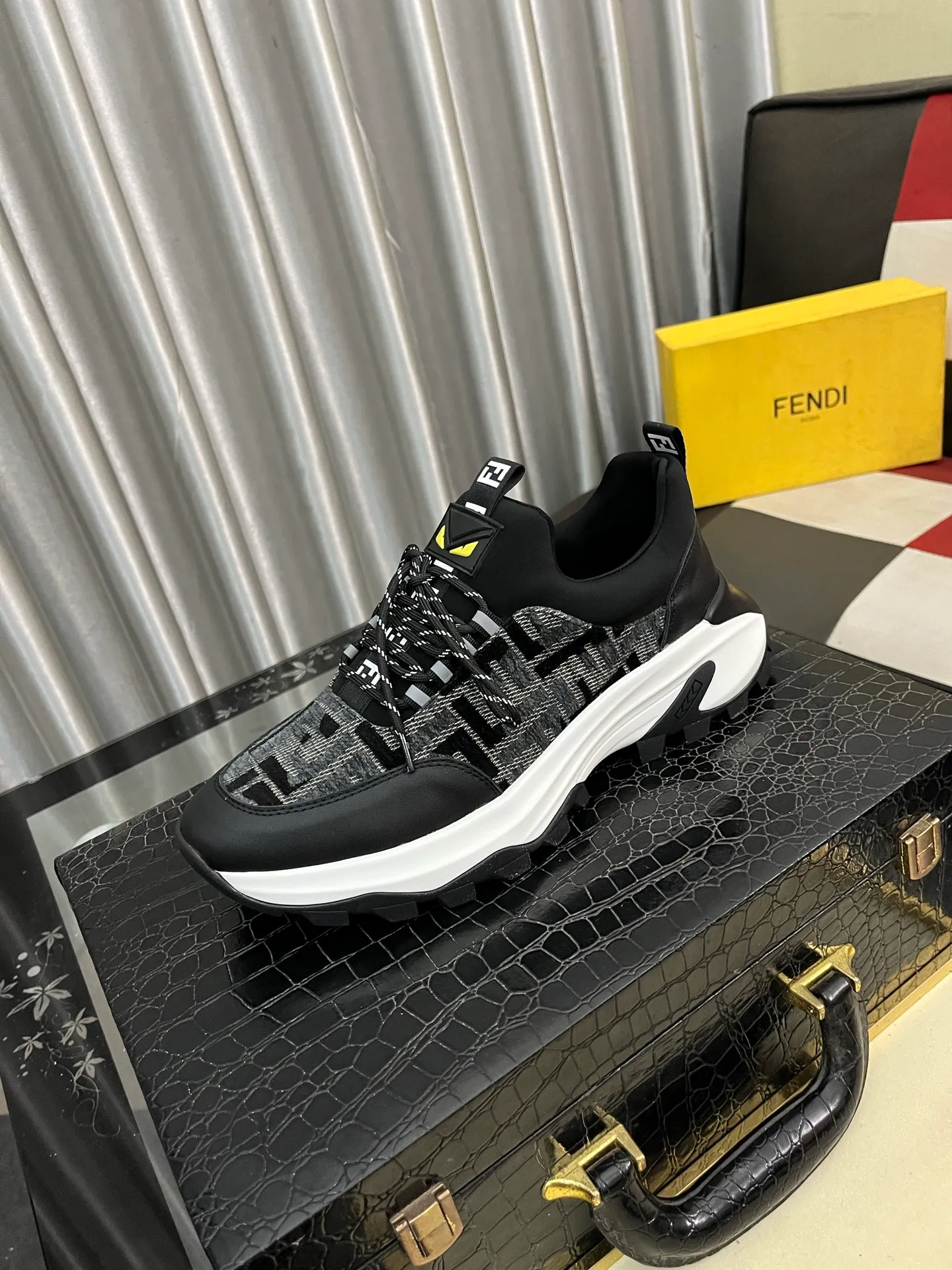 Men's Men's Shoes💰458⌚️⌚️[FENDI] Fendi's classic and comfortable men's, this complex sneaker is made of soft calfskin➕genuine leather lining➕original ultra-light rubber material with rough outsole. This unique light style is suitable for the casual and refined sensibility of this season. It is comfortable and natural on the feet. It is an everyday style for casual travel in autumn and winter! 38−443️⃣colors available